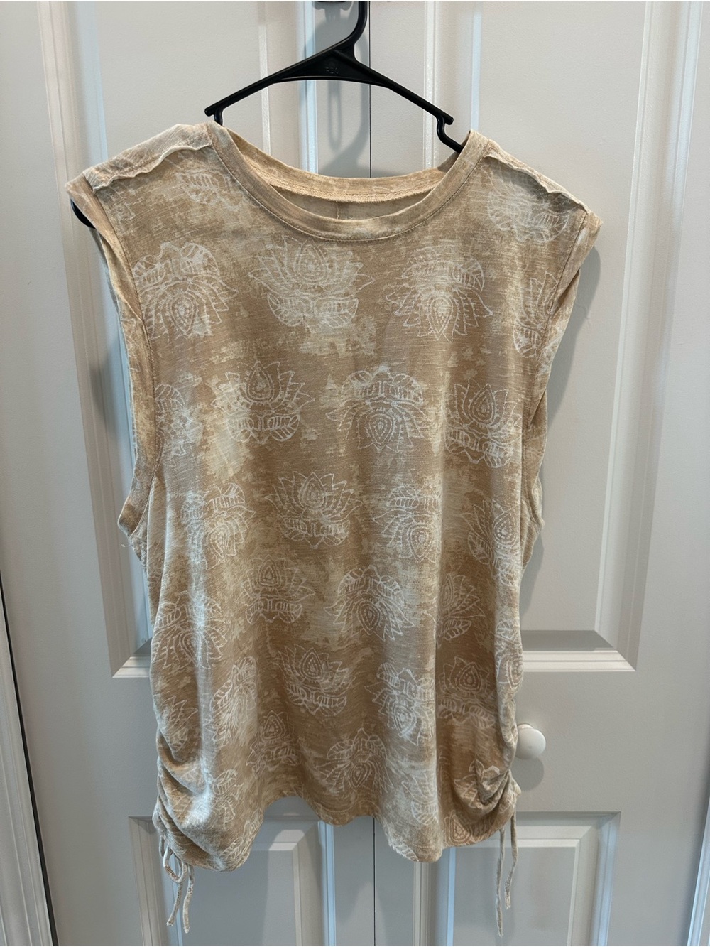 PILCRO By Anthropologie Beige Tank White Lotus Print Size XL 100% Cotton NWOT